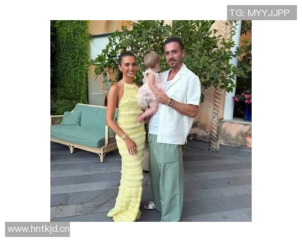 小吧社交秀：胡梅尔斯女友惊艳T台卡卡贝克汉姆同框引发热议