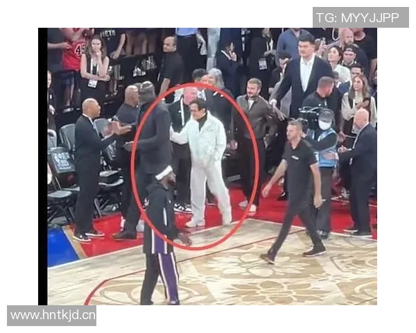 明星聚会小贝与成龙姚明奥尼尔同框自拍引发热议