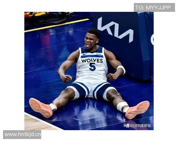 爱德华兹表现平平半场投篮命中率不佳仅得9分1板3助