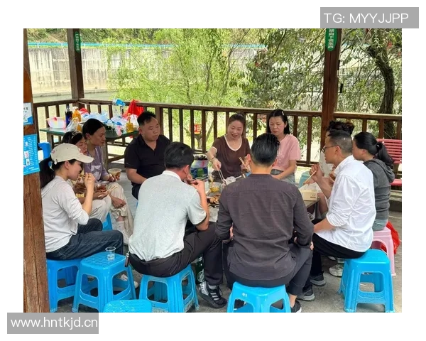 拜仁全队友谊赛后举行团建聚餐活动提升球队凝聚力