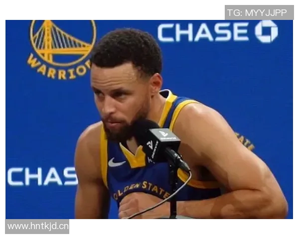 库里股四头肌受伤赛后痛苦一瘸一拐离场引发球迷担忧