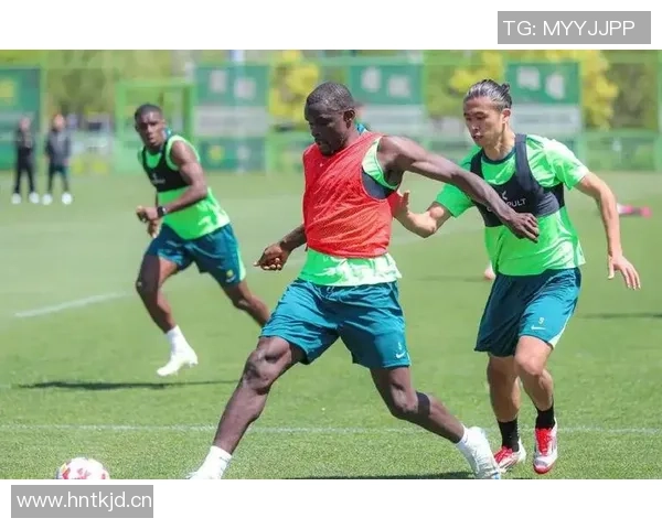 铜梁龙外援精彩头球破门助力球队打破僵局张外龙场边赞赏不断